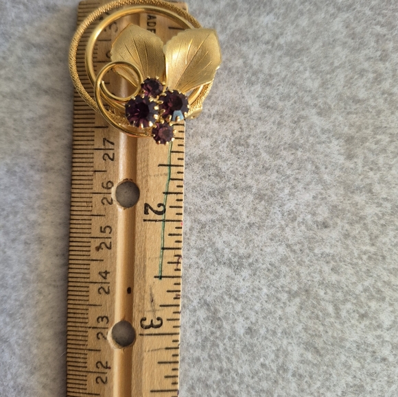 Brooch. Dark purple rhinestones. Vintage cluster - Picture 6 of 8